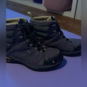 A hi Women’s hiking boot in great condition, barely worn! Size 7.5